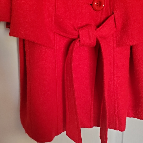 Red Capelet - Picture 4 of 13